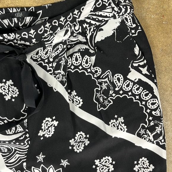 Tibi Monochrome Floral Print Pants
Size: 2 - Picture 3 of 9